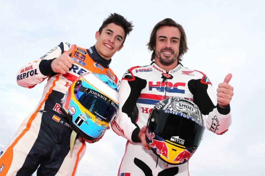 Scambio di caschi tra Marquez e Alonso